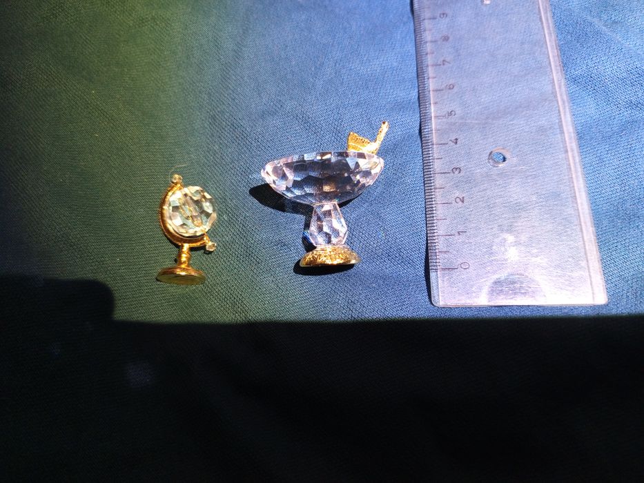 Conjunto de 4 caixas com 8 peças em miniatura de cristal.