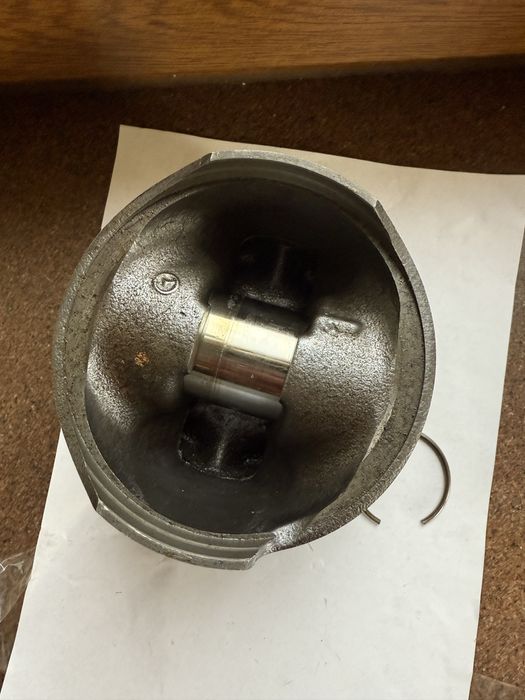 Поршень на mercdes sprinter двигун 2,7