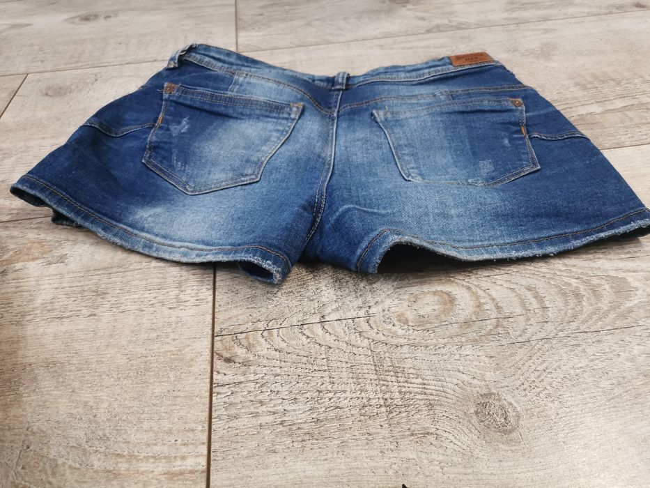Krótkie spodenki M Berheka 38