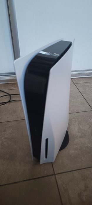 ps5 w zestawi są 2 pady oryginalne i  oryginalna ładowarka ps5 i pare gier