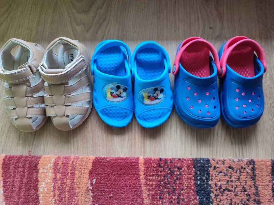 Chinelos de menino vendo em conjunto