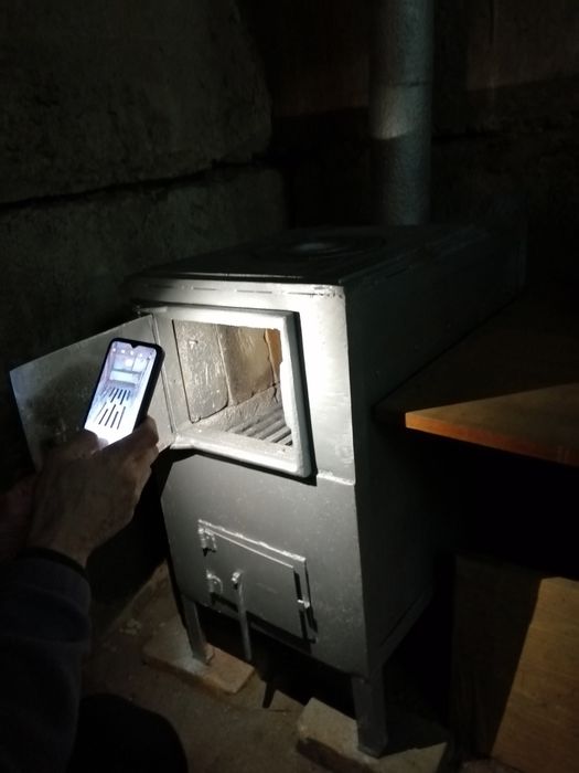 Печ буржуйка внутри обложена шамотным кирпичем