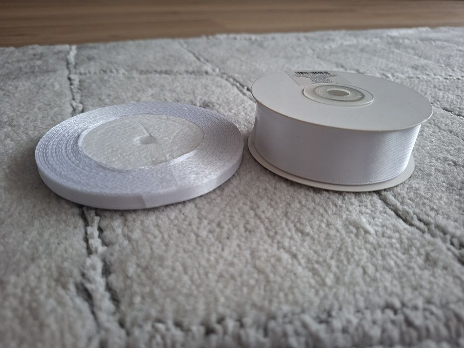 Białe tiule i satynowe wstążki.