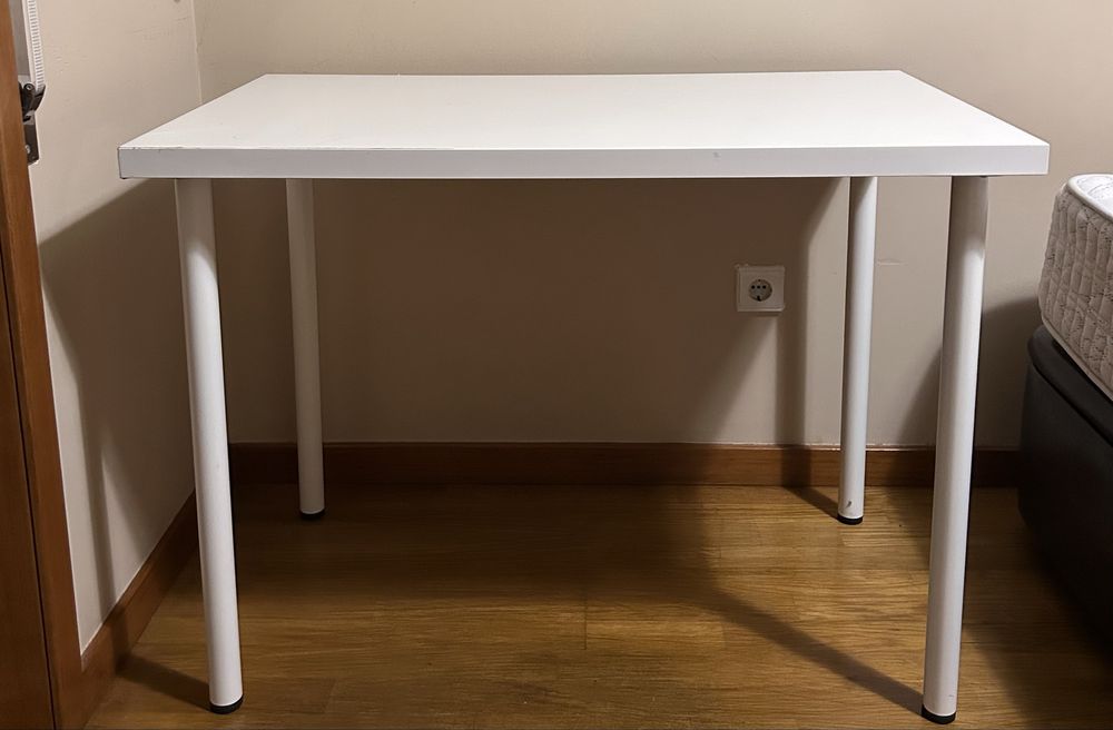 Mesa branca LINNMON com pés ajustaveis