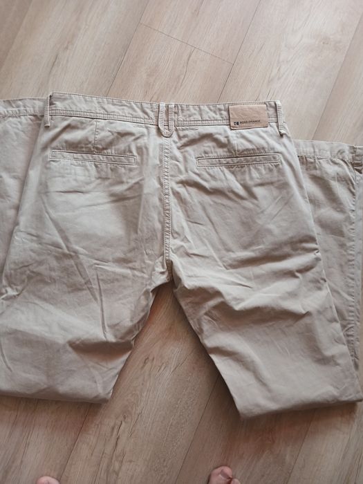 Chinosy hugo boss pas do 90