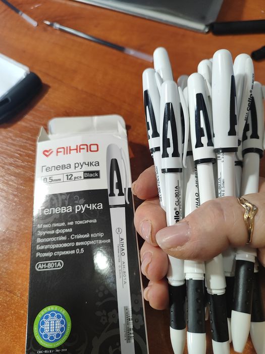 Віддам може комусь потрібні ручки БЕЗ СТЕРЖНІВ ПУСТІ ..