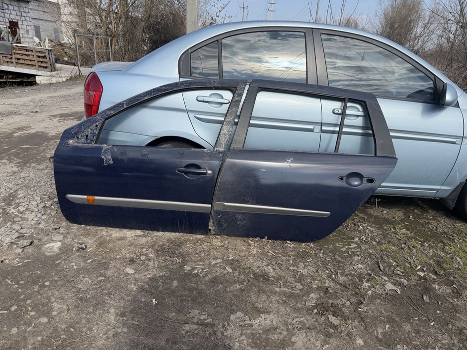 рено лагуна двері крило приборка моторчи пічки балка задні амортизатор