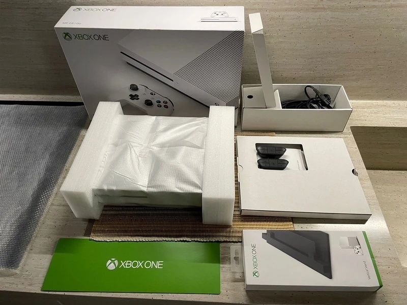 Xbox One S + 1 comando (na caixa)