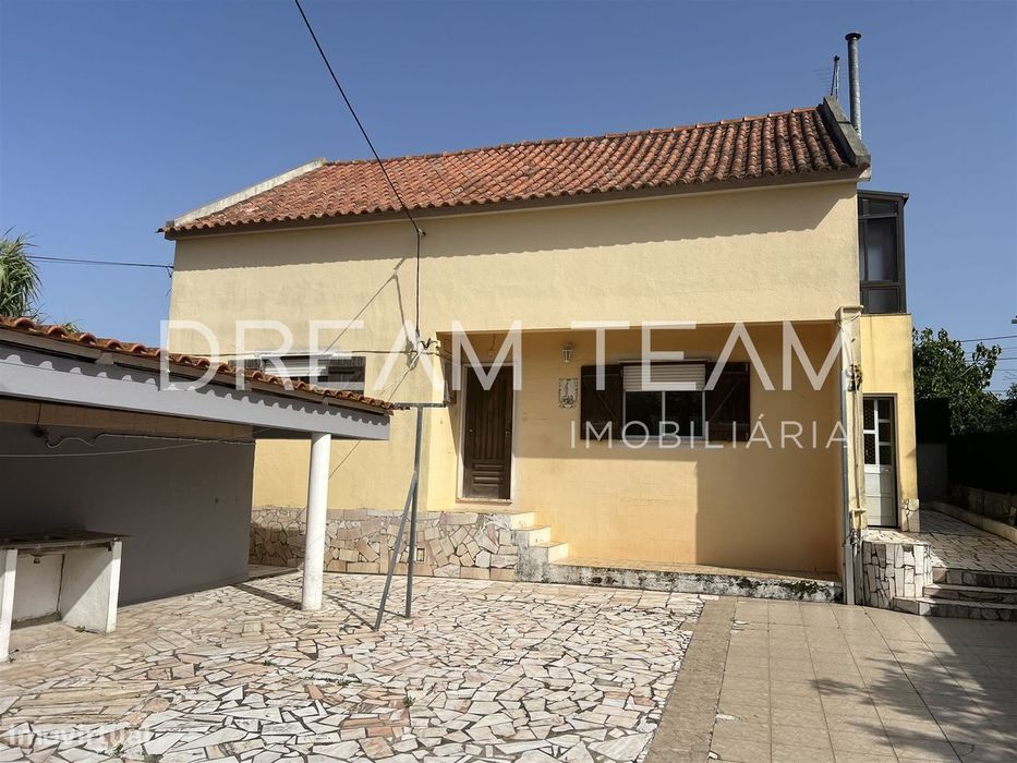 Moradia T4 Bifamiliar na Charneca da Caparica para Remodelação