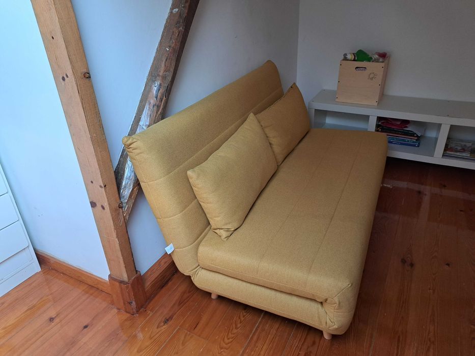 Sofa cama clic-clac de 2 lugares amarelo-mostarda. De Maison du Monde