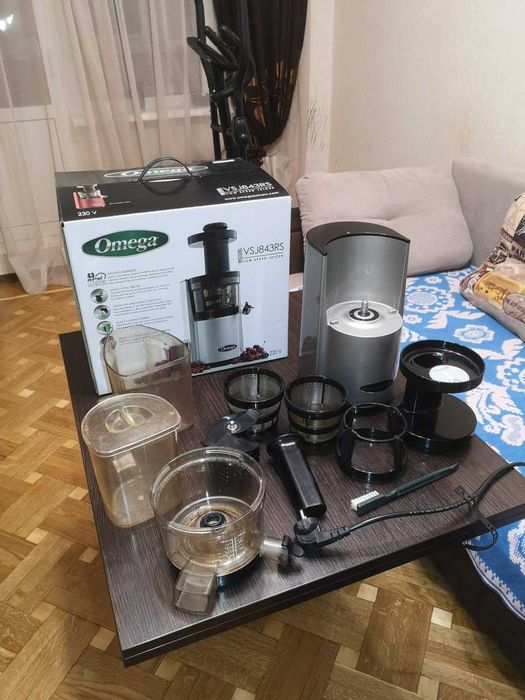 соковыжималка шнековая Omega VSJ843RS