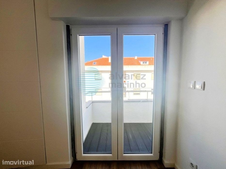 Apartamento T2 com Vista Mar, Garagem e Totalmente Remodelado