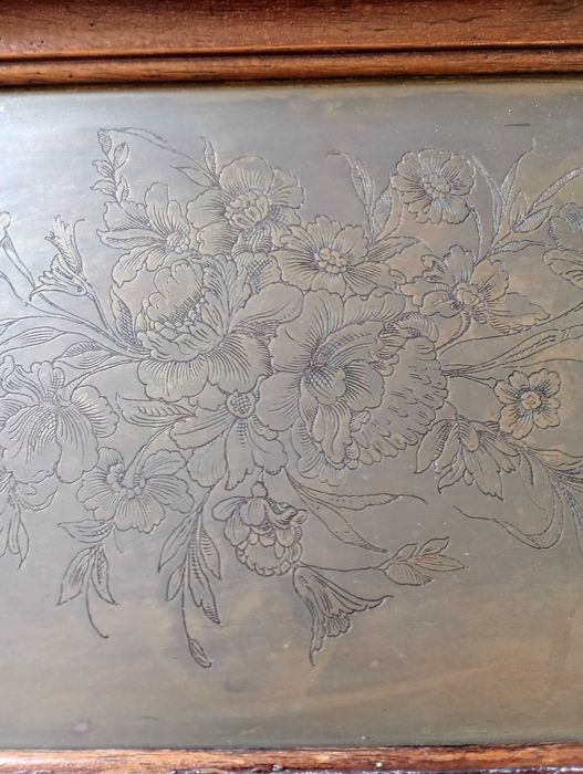 Tabuleiro antigo com desenhos