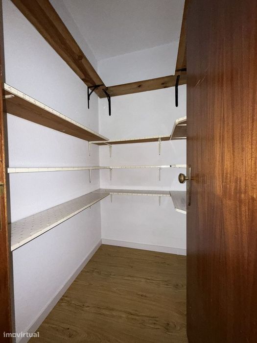 Apartamento T2 com garagem, S. Bernardo