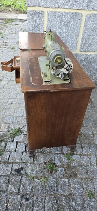 Maquina de costura com mesa