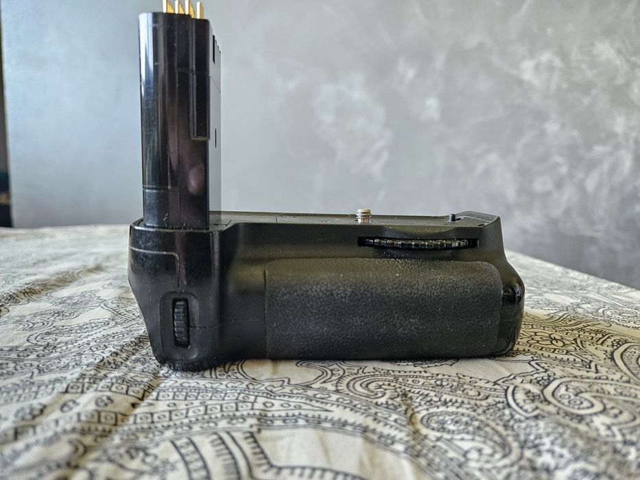 MB-D80 Battery Pack Grip Nikon D90 D80
