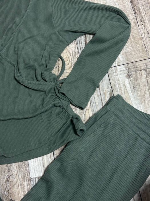 жіночий костюм у рубчик  ,розмір с,м бренд: nightwear
