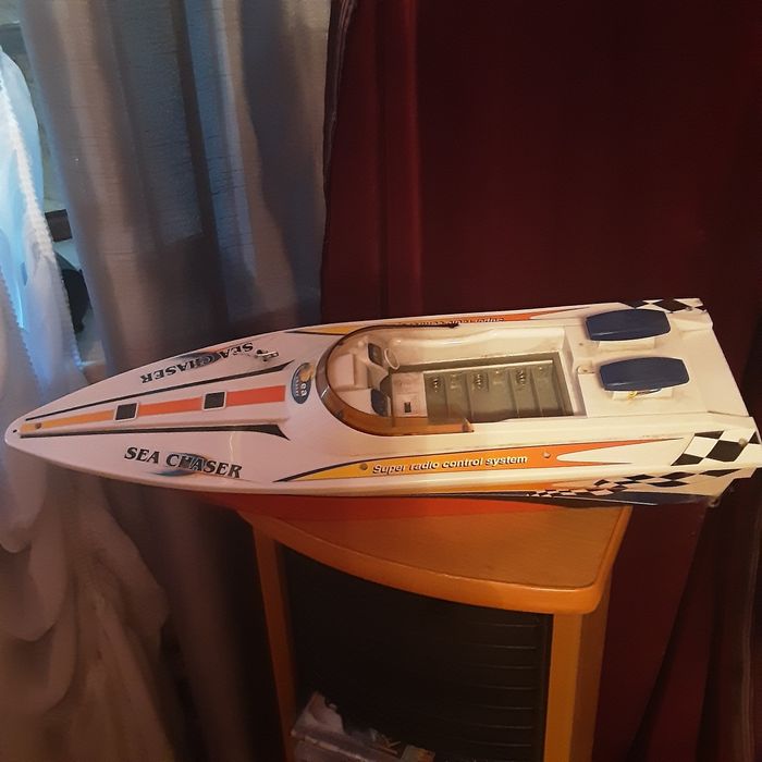 Катер с управлением без пульта