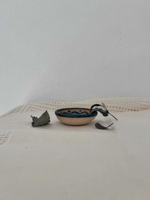 Pequena taça em barro com fundo vidrado em tons de azul