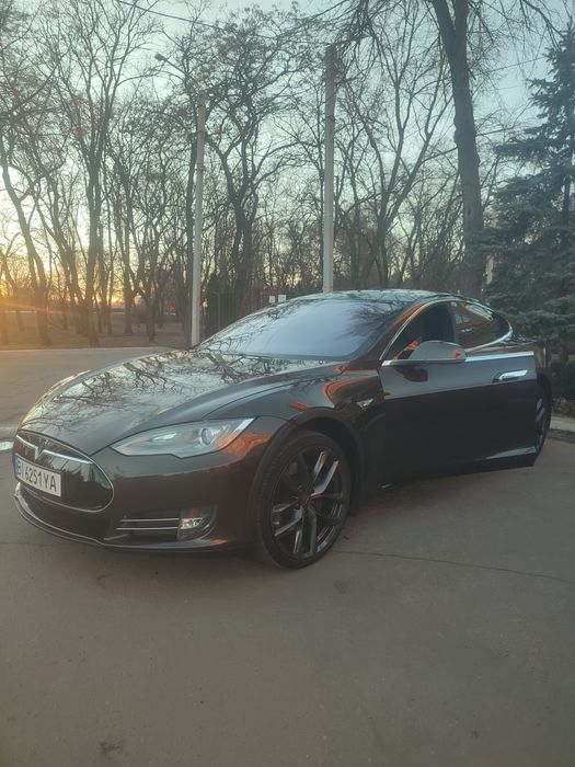 Tesla Model S 400к.с