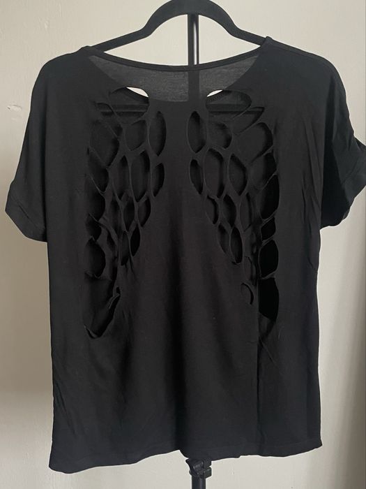 Koszulka z krótkim rękawem z dziurami na plecach