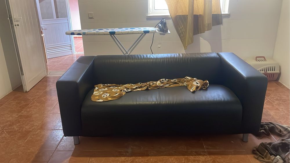 Sofá de 2 lugares em pele sintética.