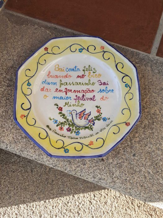 Peças de louça pintadas à mão