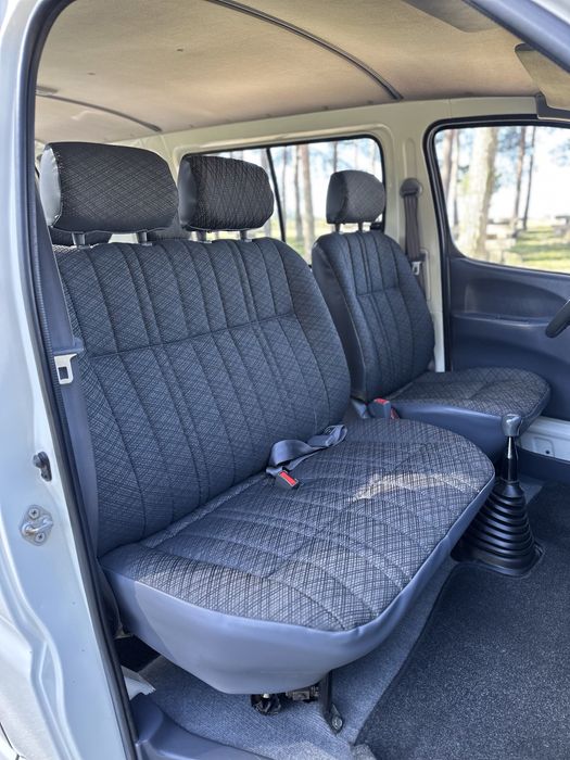 Toyota HiAce 2.4D | 6 lugares