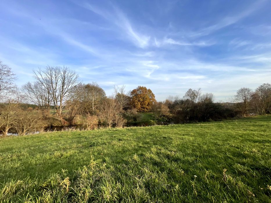 Atrakcyjna działka w Łazowie nad rzeką