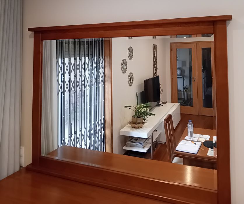 Espelho com moldura em madeira