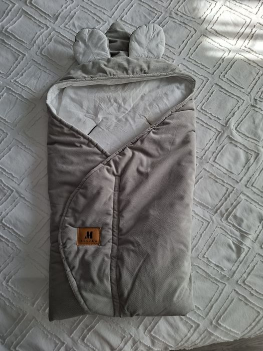 Śpiwór  ocieplacz z otworami na pasy bezpieczeństwa