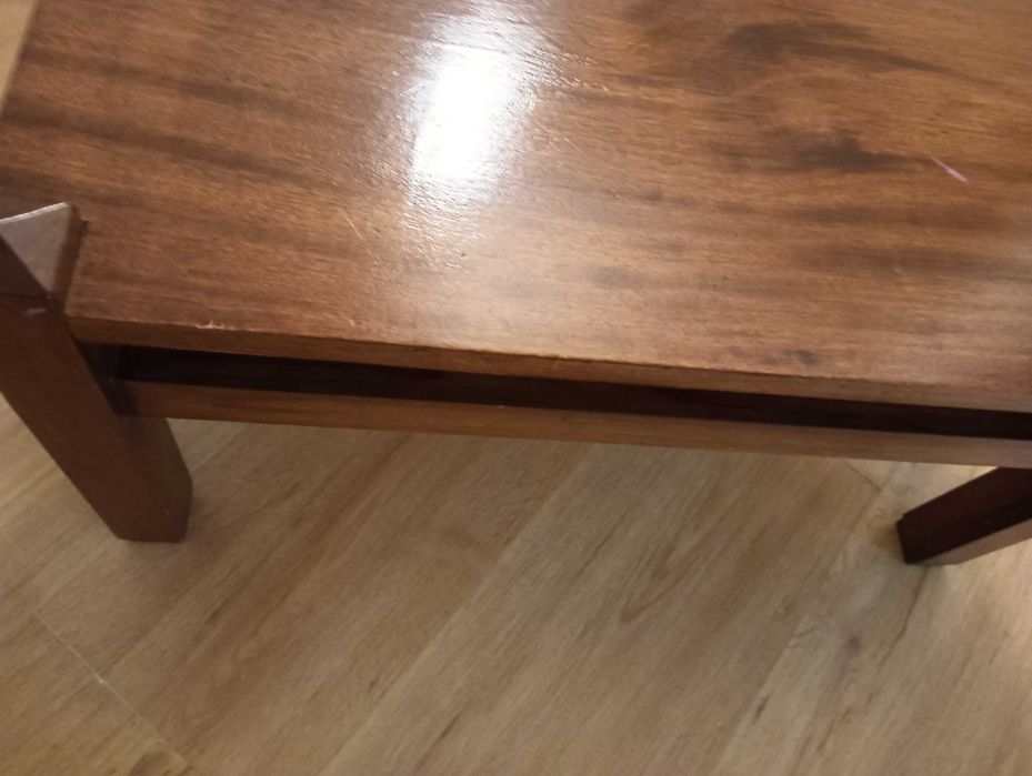 Mesa de madeira pequena