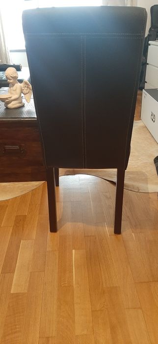 cadeiras  de jantar  castanha impecáveis  tenho 4 cadeiraspele sinteti