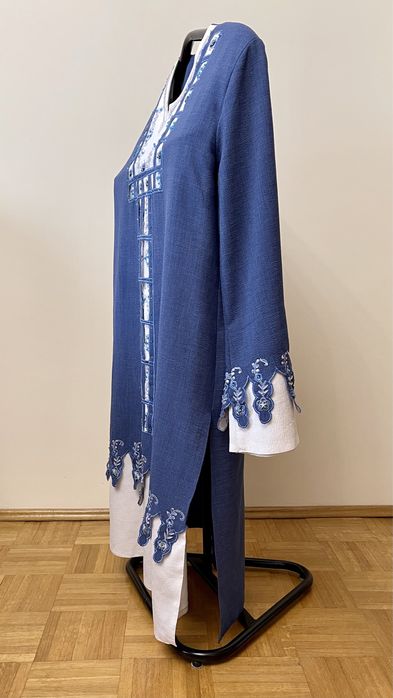 Sukienka z długim rękawem.