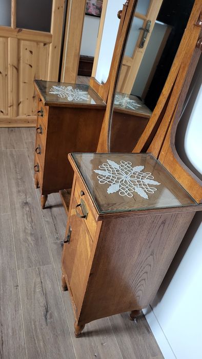 Stara drewniana toaletka