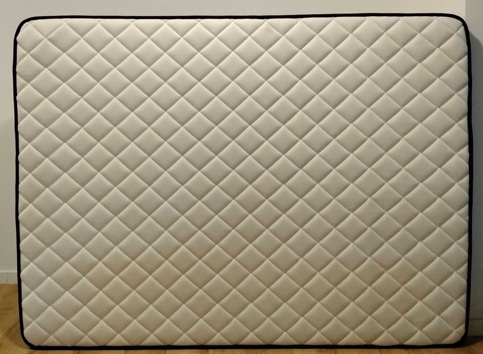 cama de 150x190 cm e colchão como novos