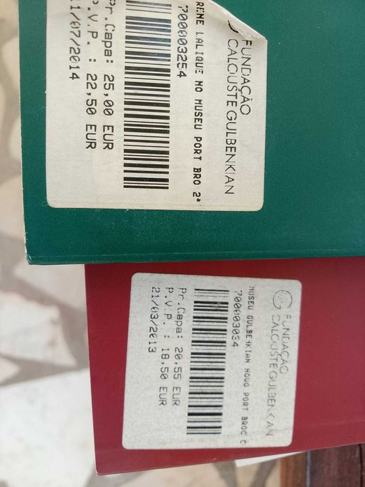 4 livros Calouste Gulbenkian e 1 Botswana