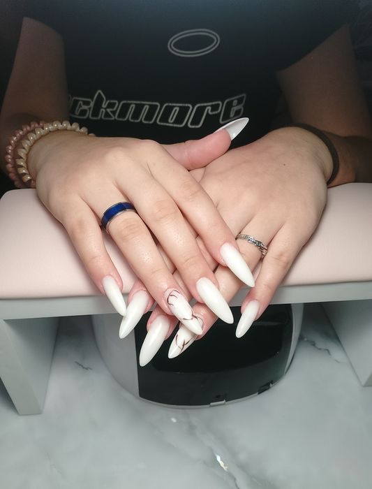 Манікюр та нарощування нігтів