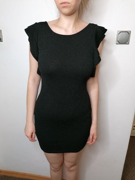 Obcisła czarna sukienka - mała czarna