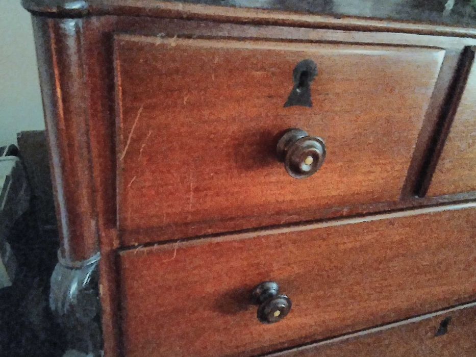 Cómoda antiga em madeira de vinhático