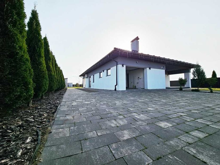 Продається новозбудований сучасний одноповерховий будинок з ремонтом.