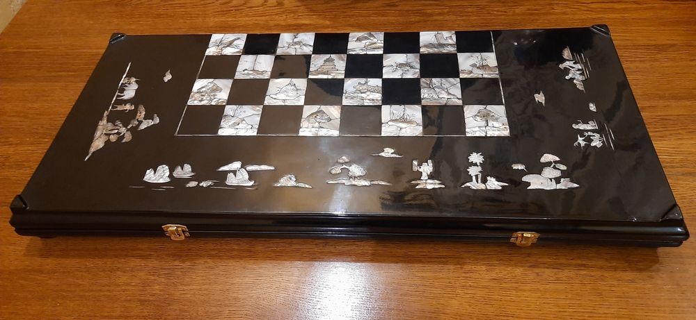 Антикварні шахи із рога буйвола, слонової кістки і перламутра.