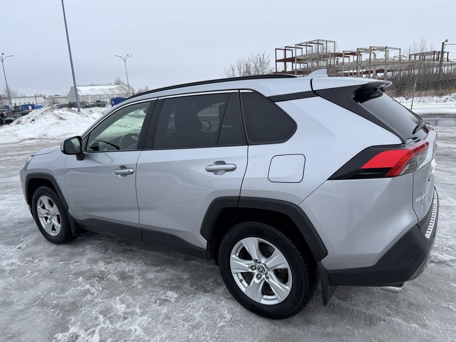 Продам свій автомобіль Тойота Rav 4 2020 року, пробіг 60 тис км.