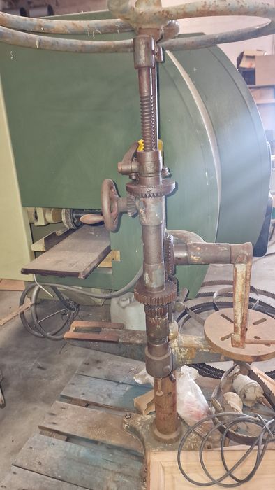 Engenho furador antigo para relíquia maquinas de metalomecanica