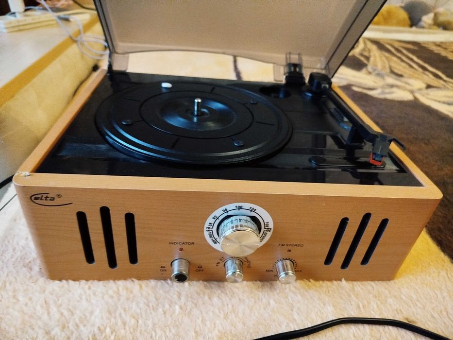 Програвач вінілових платівок Elta Німетчена