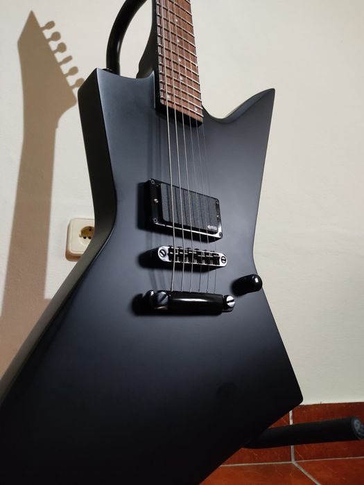 ESP LTD EX-201 Black Satin equipada com EMG 81