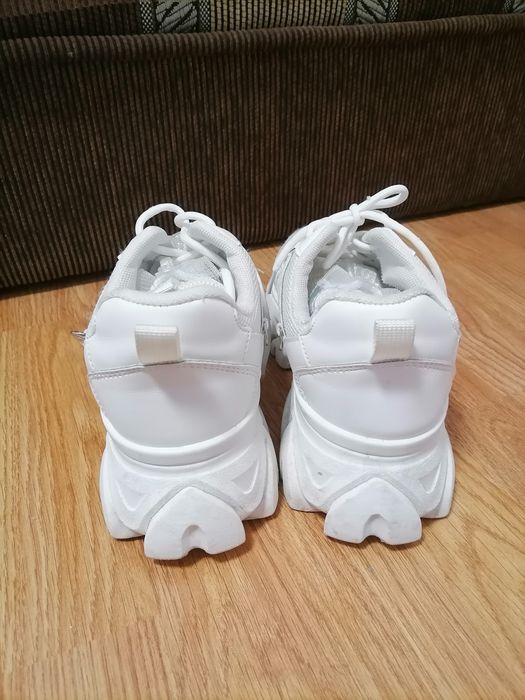 Кросівки білі нові