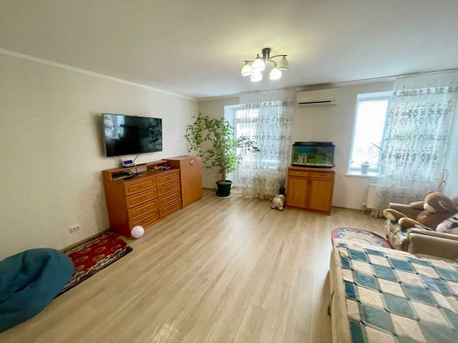 Продам великогабаритну трикімнатну квартиру. Центр. Закритий двір .