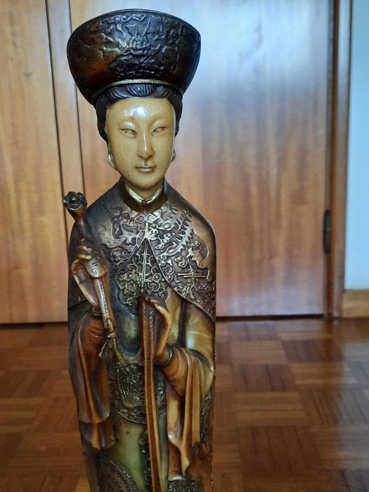 Escultura chinesa em resina -  figura feminina - 55 cm