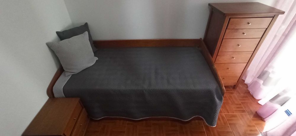 Mobília de quarto solteiro completo (usado, pinho mel)